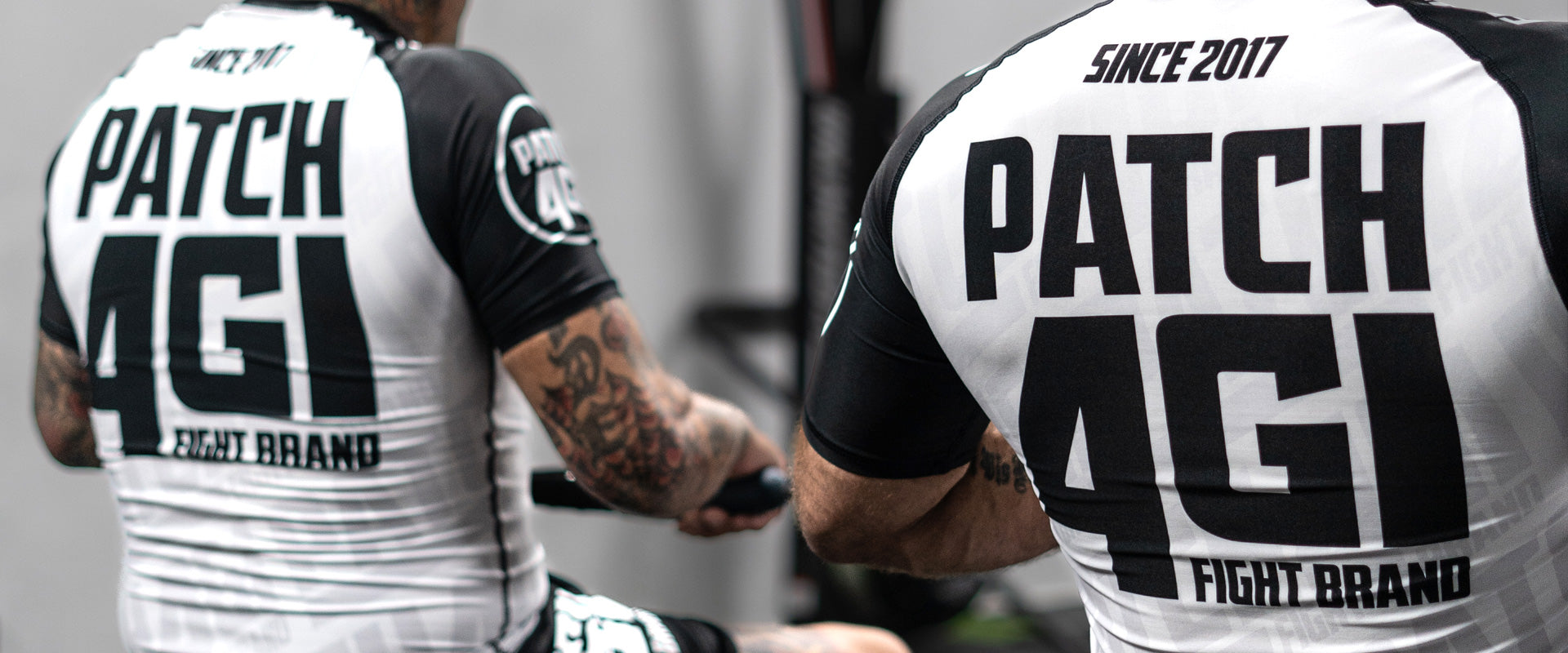 dos hombre de espalda closeup en la camiseta con el logo de patch4gi